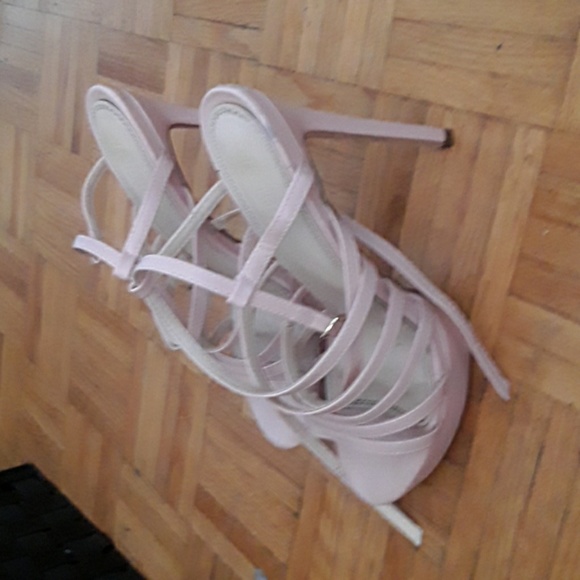 Pink strappy.sandals - Picture 2 of 4
